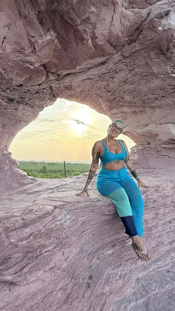 Turista sentada na Pedra Furada